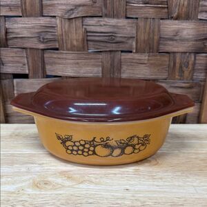 Vintage Pyrex Old Orchard #043 1 1/2 Quart Casserole Dish With Brown Lid